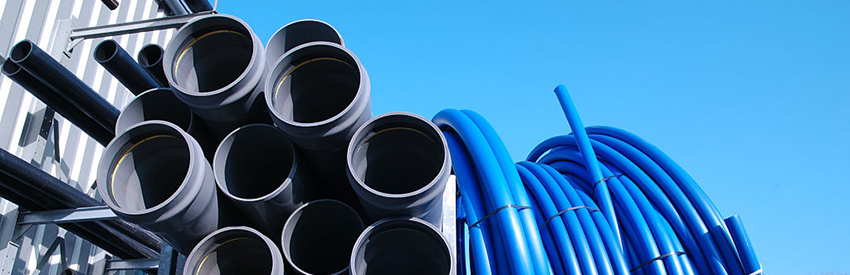 Entrée d'égout et entrée d'eau